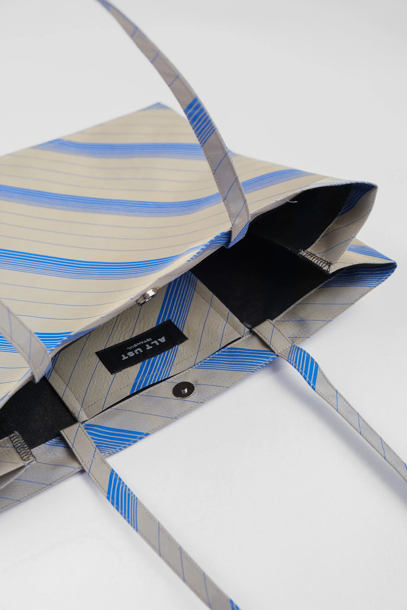 FOLDER TOTE - CHROME - Image 4