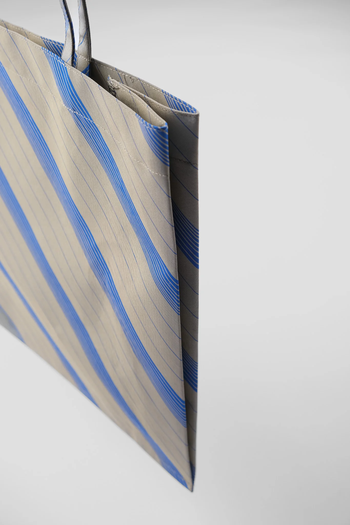 FOLDER TOTE - CHROME - Image 5